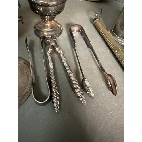 761 - A selection of mixed metal items to include plates, tankards etc