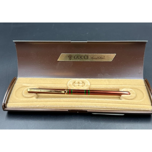 812 - A boxed Gucci pen.