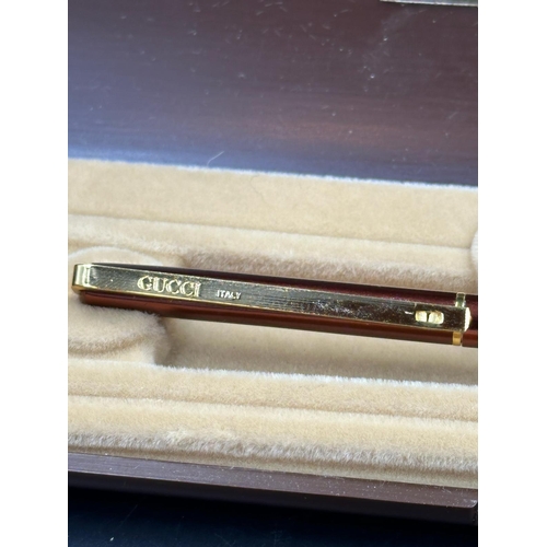 812 - A boxed Gucci pen.