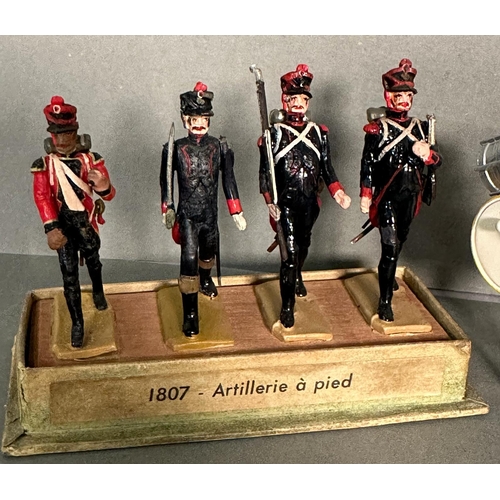 842 - A selection of vintage toy soldiers to include French Artillery men etc