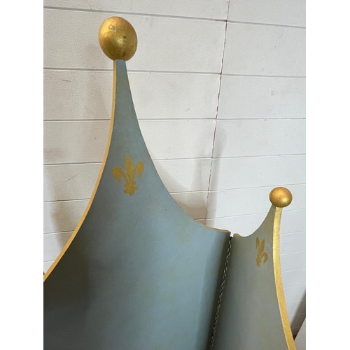 87 - A painted screen divider with finial top (H154cm W121cm open)