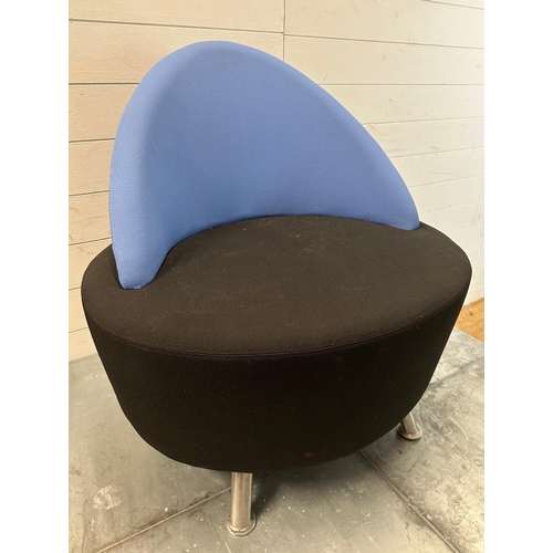 100 - A contemporary two tone lounge chair in blue and black