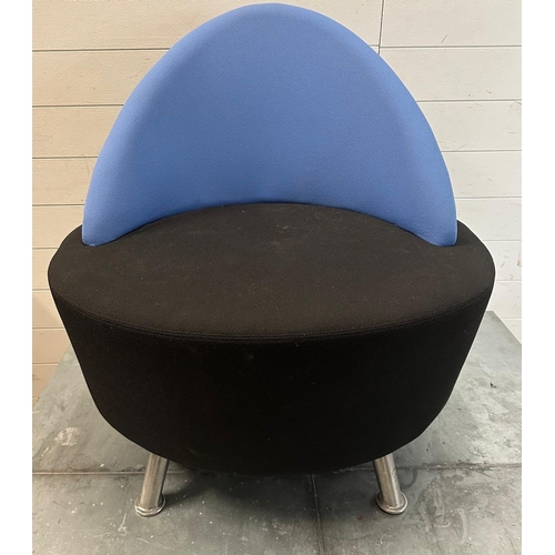 100 - A contemporary two tone lounge chair in blue and black