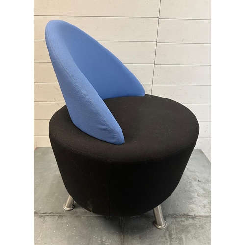 100 - A contemporary two tone lounge chair in blue and black