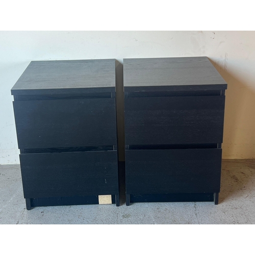 104 - A pair of bedsides with two drawers