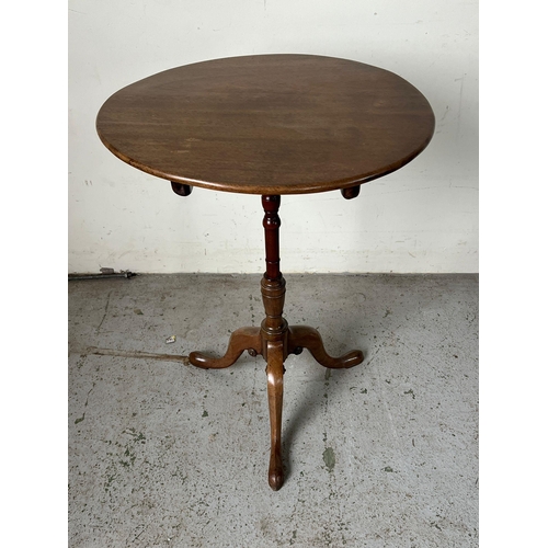 112 - A pedestal table with tripod legs (H68cm W51cm)