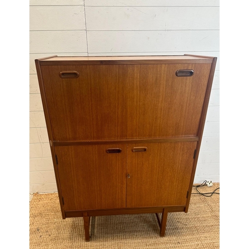 118 - A teak Mid Century mini bar by Turnidge of London (H110cm W76cm D36cm)