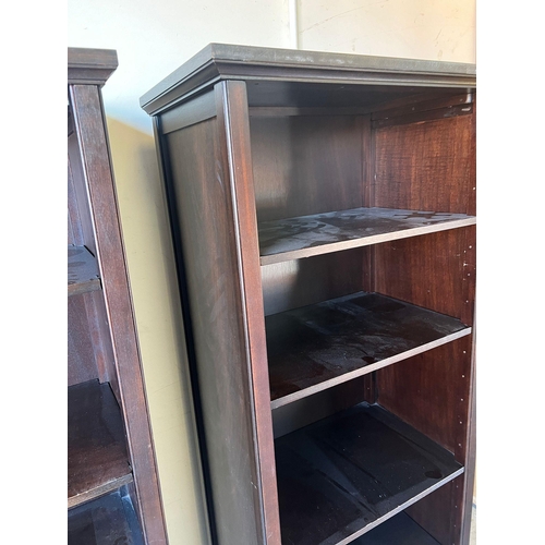 160 - A pair of open bookcases (H163cm W66cm D41cm)