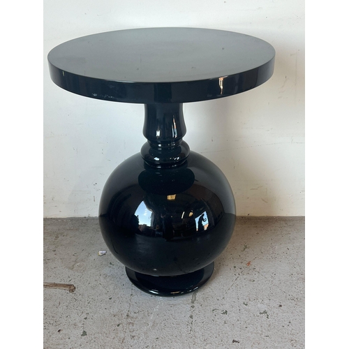 162 - A black side table with circle top and globe base (H64cm Dia50cm)