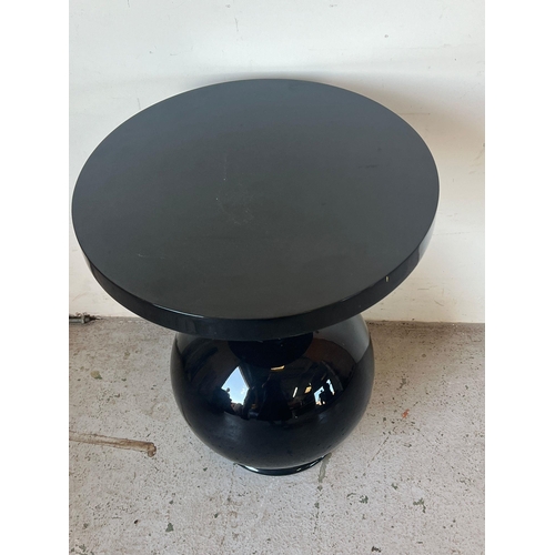 162 - A black side table with circle top and globe base (H64cm Dia50cm)