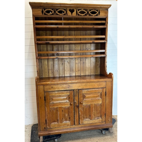 20 - A vintage pine Welsh dresser, three shelf plate rack and two cupboard under