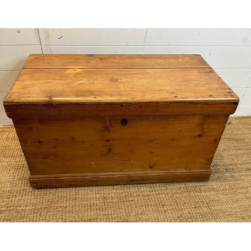 52 - A vintage pine blanket box with drop handles to sides (H46cm W85cm D47cm)