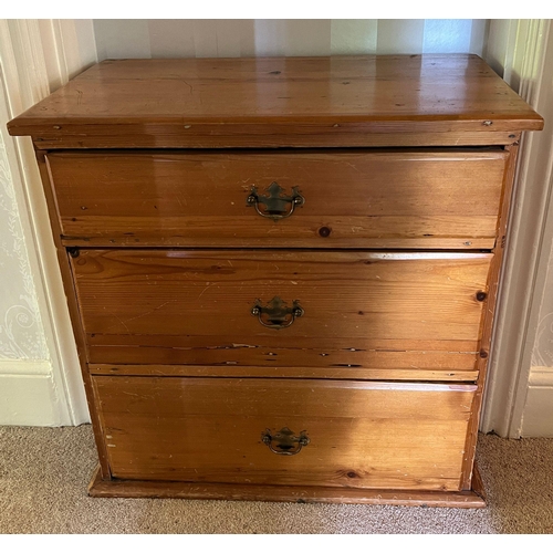 70 - A pine chest of drawers with three graduating drawers (H74cm W75cm D42cm)