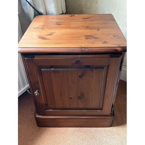 71 - A pine side cupboard (H60cm W51cm D44cm)