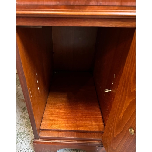 104 - A green leather topped pedestal desk, a long central drawer flanked by four short drawers and a cupb... 