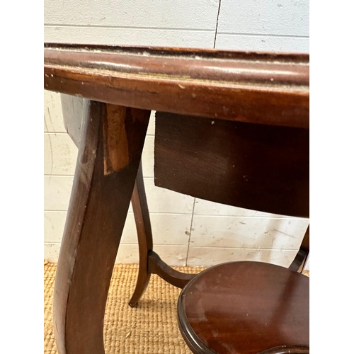 124 - A mahogany kidney shaped side table with shelf under AF (H70cm W69cm D47cm)