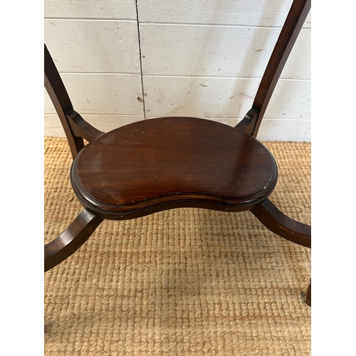 124 - A mahogany kidney shaped side table with shelf under AF (H70cm W69cm D47cm)