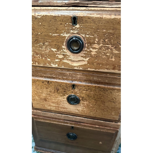 154 - A vintage oak green leather top pedestal desk with six drawers (H73cm D77cm W138cm)