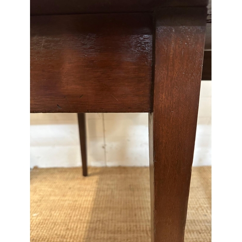 34 - A mahogany gateleg table on tapering legs (D91cm W126cm H72cm)