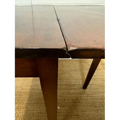 34 - A mahogany gateleg table on tapering legs (D91cm W126cm H72cm)
