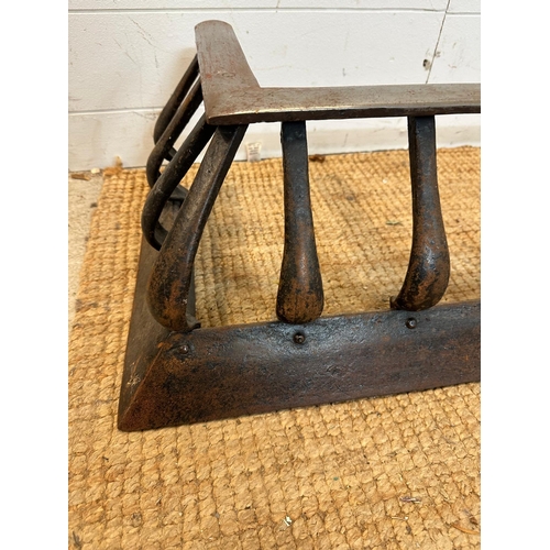 48 - A cast iron and metal Art Nouveau fire fender 150cm x 36cm