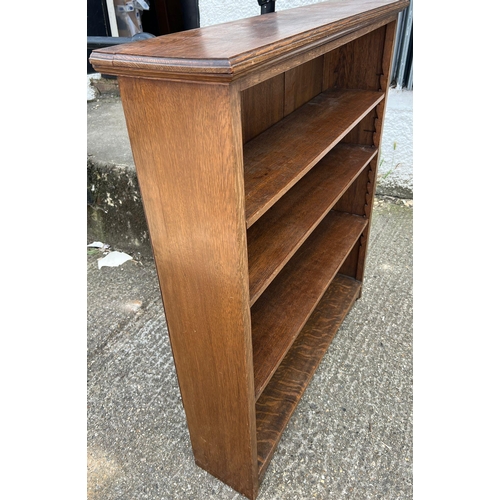 5 - An Edwardian oak open bookcase (H127cm W112cm D29cm)