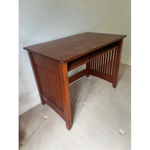 70 - A contemporary desk with slatted sides and pull out shelf (H76cm W101cm D61cm)