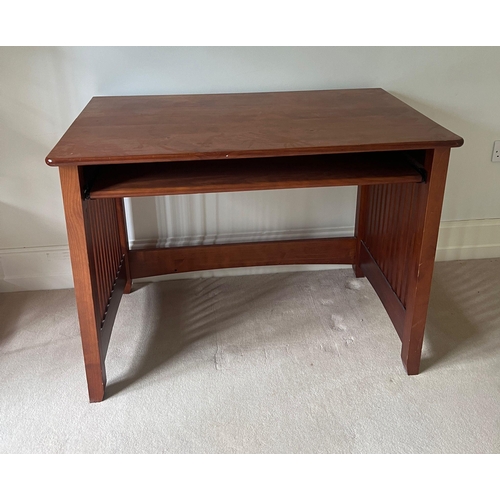 70 - A contemporary desk with slatted sides and pull out shelf (H76cm W101cm D61cm)