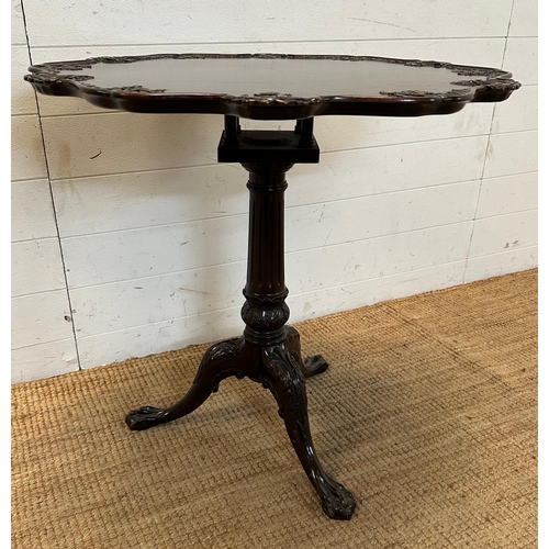 86 - A Chippendale style mahogany tilt topped bird cage table, tripod legs ending in claw and ball feet (... 