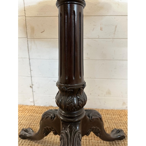 86 - A Chippendale style mahogany tilt topped bird cage table, tripod legs ending in claw and ball feet (... 