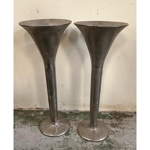 95 - A pair of aluminum free standing horn shaped planters (H86cm Dia33cm)