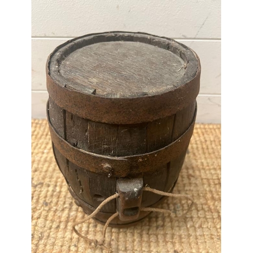 39 - A cooper oak small cask barrel (H27cm Dia16cm)