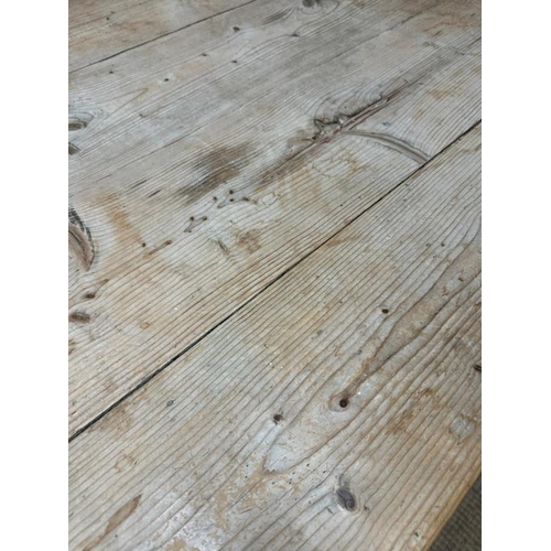 81 - A vintage pine kitchen table on turned legs (H75cm W110cmn D84cm)