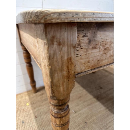 81 - A vintage pine kitchen table on turned legs (H75cm W110cmn D84cm)