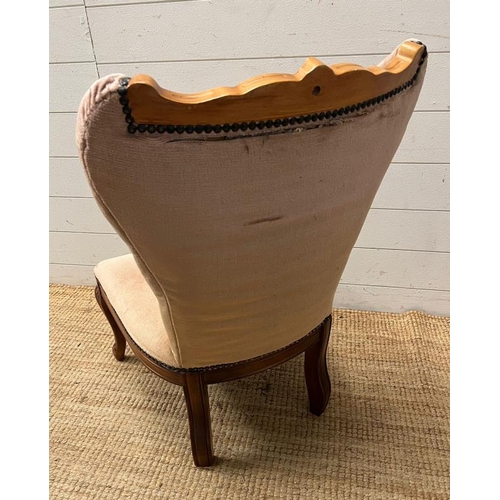 105 - A button back slipper chair on cabriole legs