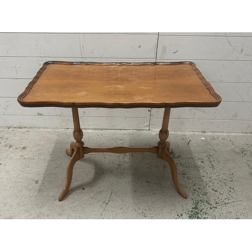 108 - A 19th Century maple coffee table with scalloped edge, turned supports and splayed legs (H54cm W73cm... 