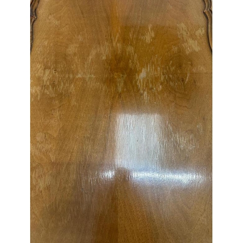108 - A 19th Century maple coffee table with scalloped edge, turned supports and splayed legs (H54cm W73cm... 