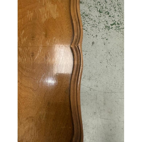 108 - A 19th Century maple coffee table with scalloped edge, turned supports and splayed legs (H54cm W73cm... 