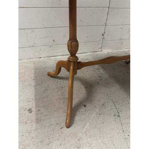 108 - A 19th Century maple coffee table with scalloped edge, turned supports and splayed legs (H54cm W73cm... 