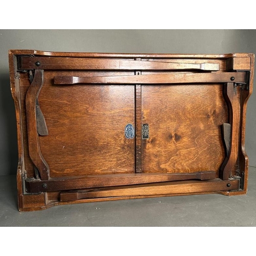 69 - An oak collapsible butler tray