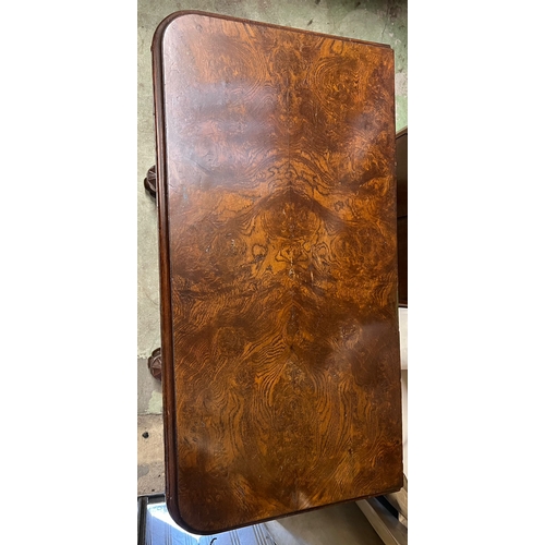 110 - William IV style mahogany game table on shaped base and roundels to each corner (H76cm W89cm D44cm)