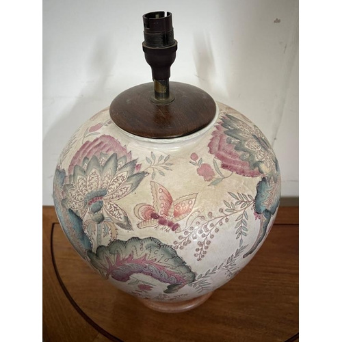 220 - Oriental theme ceramic lamp