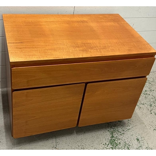 23 - Beaver and Tapley teak side cabinet (H67cm W84cm D54cm)