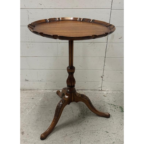 48 - A mahogany pie crust tripod side table on carved splayed legs and turned support (H68cm Dia48cm)