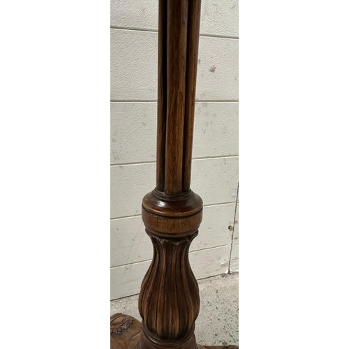 48 - A mahogany pie crust tripod side table on carved splayed legs and turned support (H68cm Dia48cm)