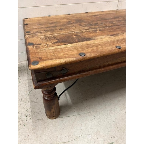 7 - A hardwood coffee table with metal details (H40cm W134cm D75cm)