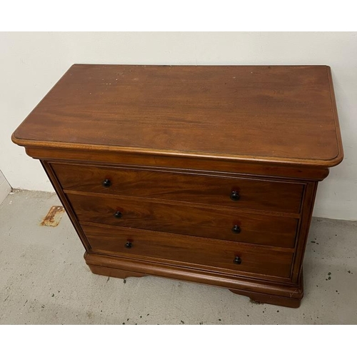 86 - A Willis and Gambier chest of drawers with hidden drawer to frieze above three long (H89cm W102cm D5... 