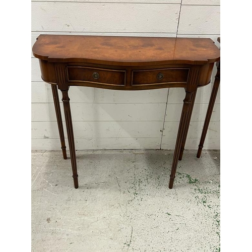 95 - A pair of reproduction console tables with drawers to front (H74cm W82cm D34cm)