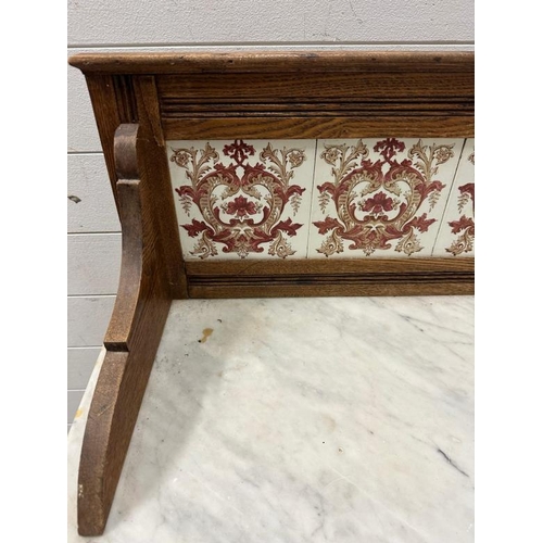 110 - A marble topped wash stand with tiled galleried top and single cupboard under (H100cm W92cm D52cm)