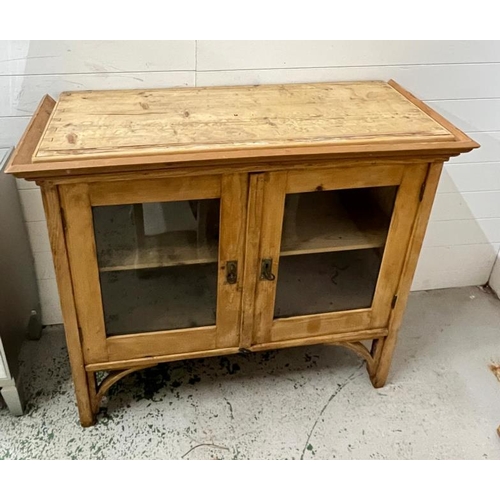 125 - A pine dresser top or side cabinet with glazed doubled door and bracket feet (H95cm W109cm D41cm)